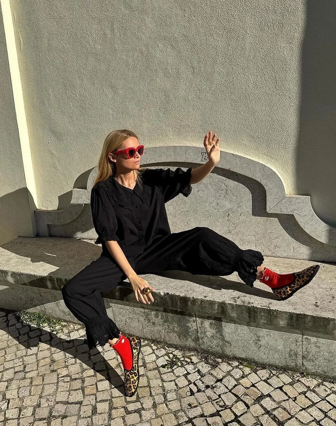 Friuliana Manu Velluto Leo con calcetín rojo — Venezianas