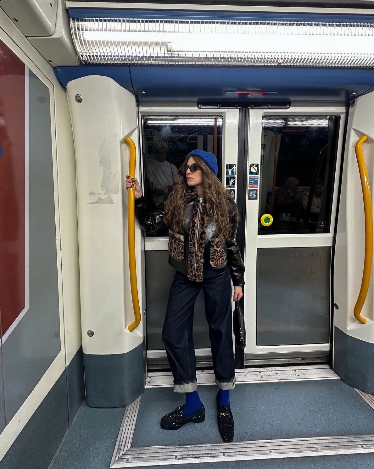 Mocasín Ornella Negro con calcetines azul eléctrico — Venezianas